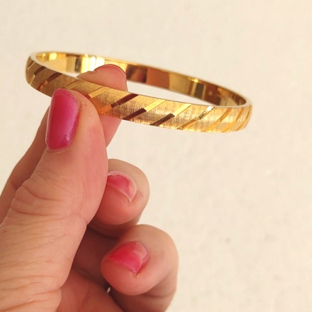 Unbranded 2.5" Goldtone Bracelet